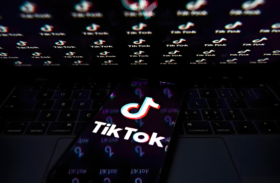 一个跨境电商爆品实验：AI把“义乌小商品”卖成TikTok顶流轻奢品牌