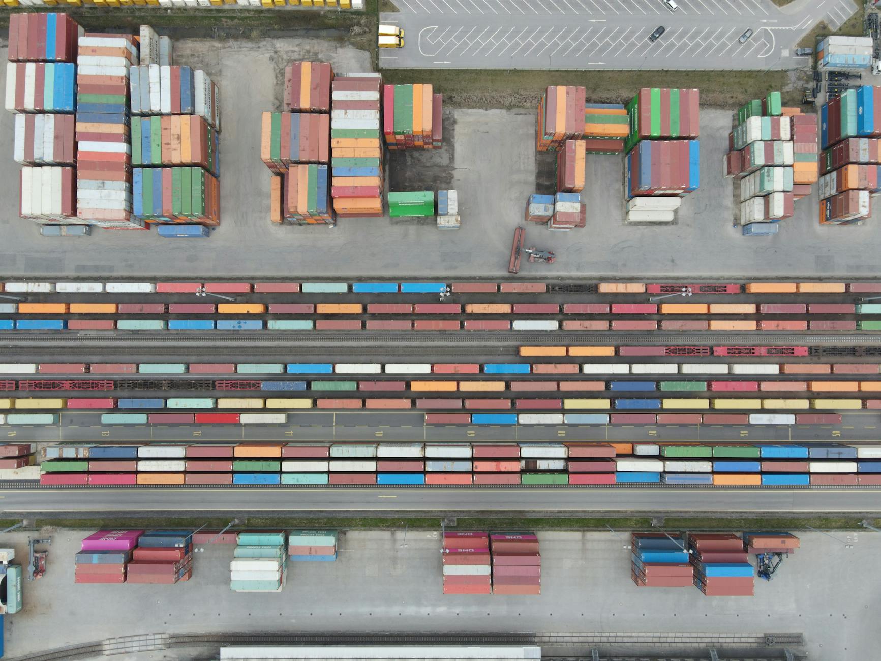 跨境物流、税务与合规流程相关视觉图