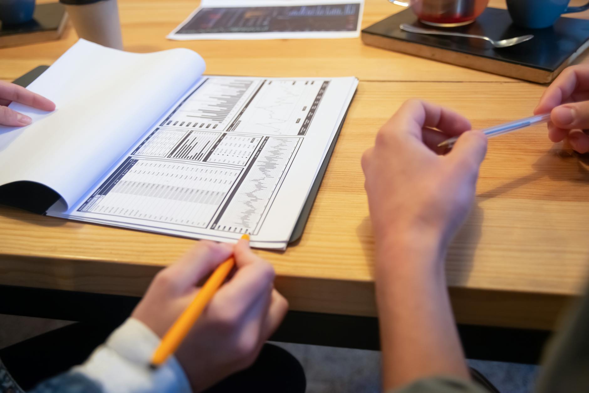 管理者在会议中比较欧美选品策略