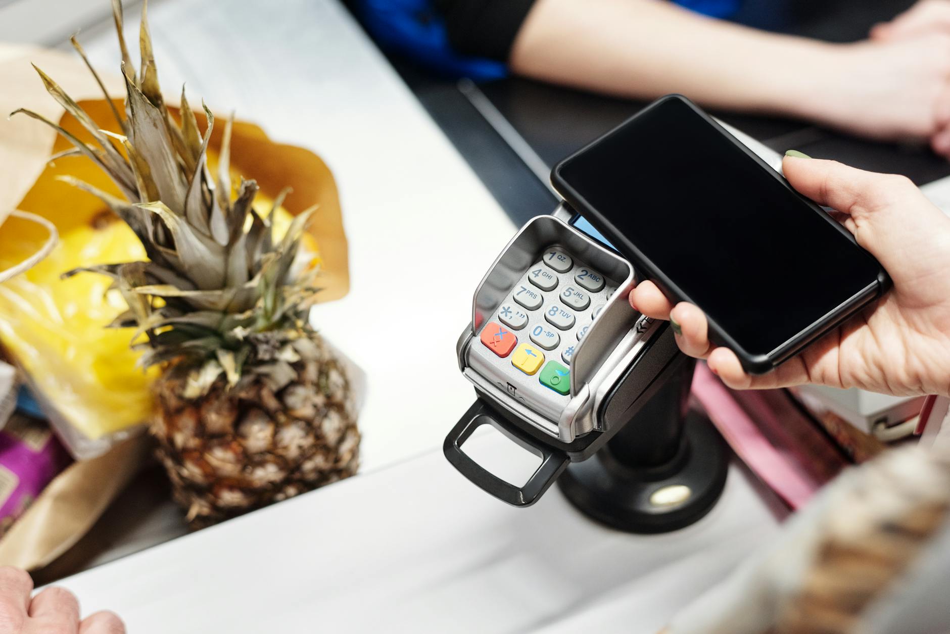 用户在手机端浏览独立站商品页与结账页面